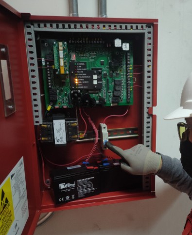 Panel y detectores de sistema contra incendios