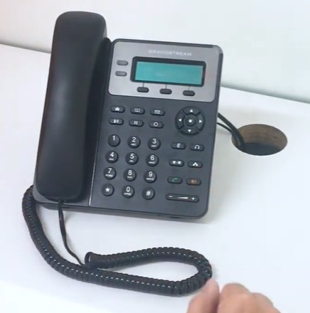 Teléfono IP instalado en escritorio